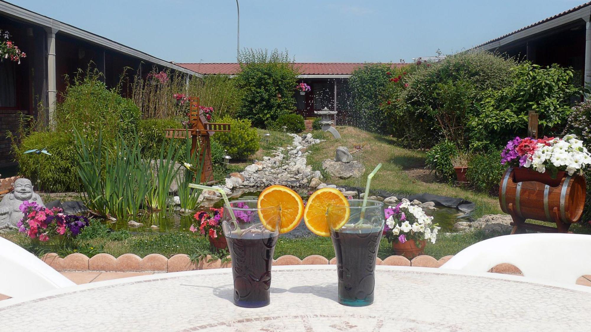 Hotel Restaurant Les Jardins D'Épône Dış mekan fotoğraf