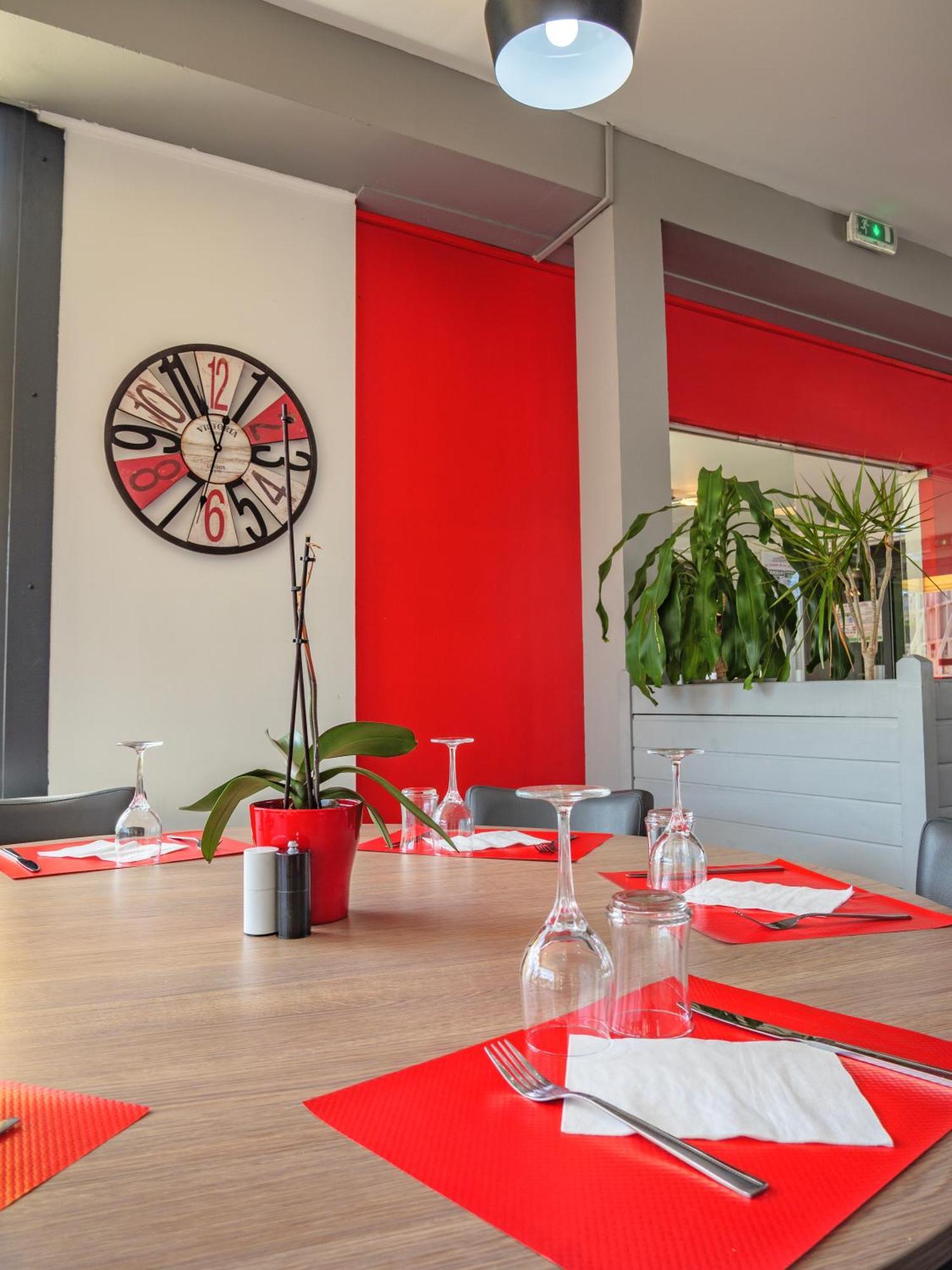 Hotel Restaurant Les Jardins D'Épône Dış mekan fotoğraf