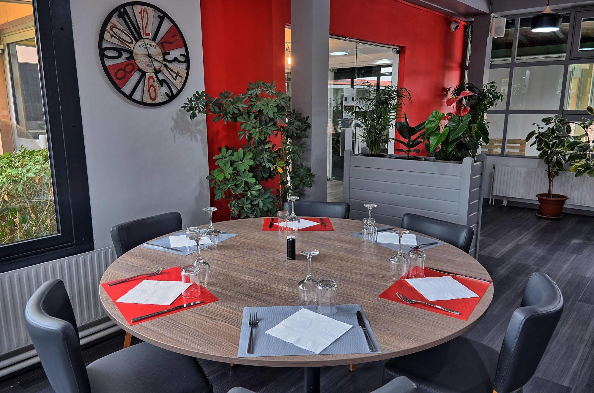 Hotel Restaurant Les Jardins D'Épône Dış mekan fotoğraf