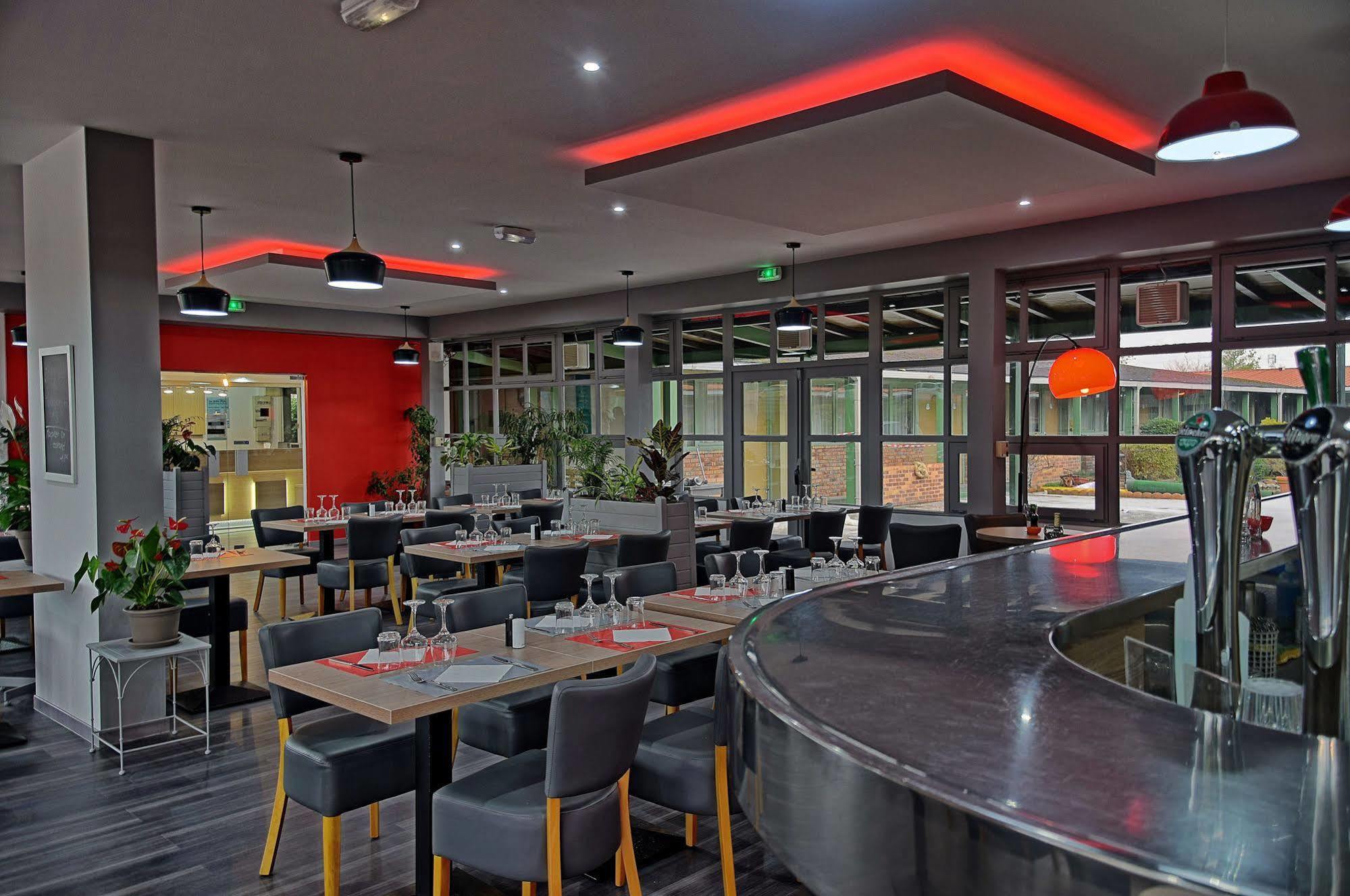 Hotel Restaurant Les Jardins D'Épône Dış mekan fotoğraf