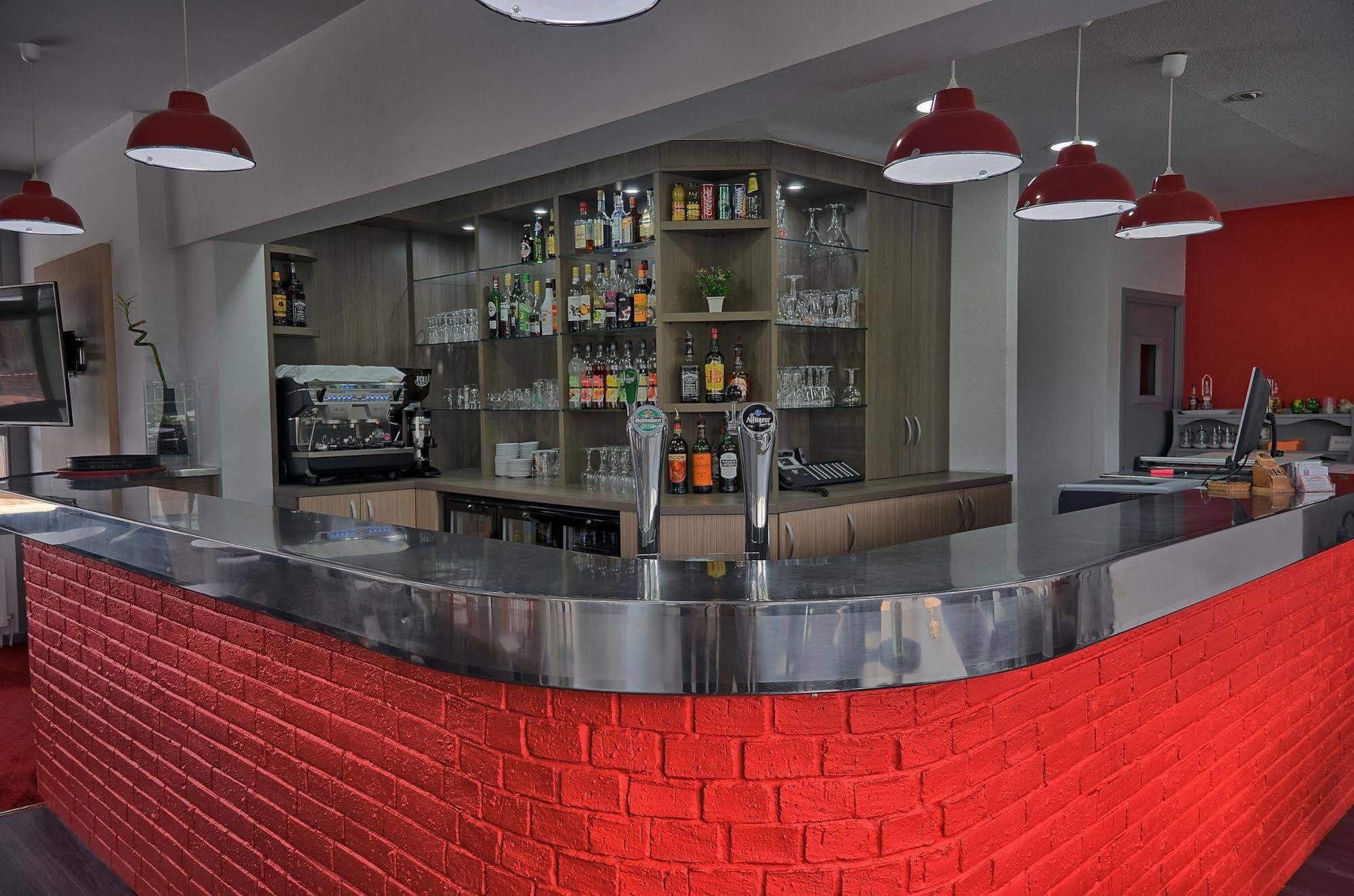 Hotel Restaurant Les Jardins D'Épône Dış mekan fotoğraf