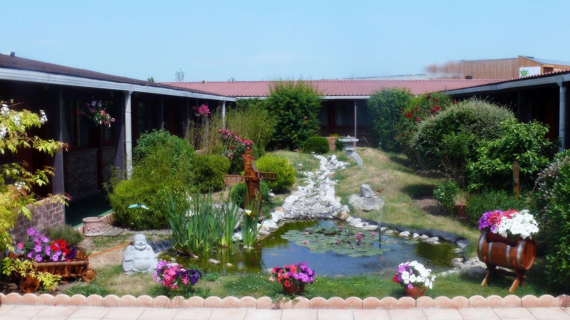 Hotel Restaurant Les Jardins D'Épône Dış mekan fotoğraf