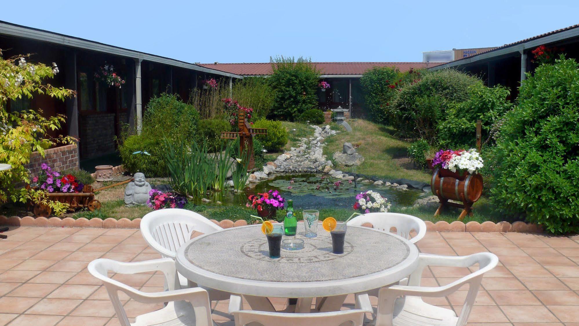 Hotel Restaurant Les Jardins D'Épône Dış mekan fotoğraf