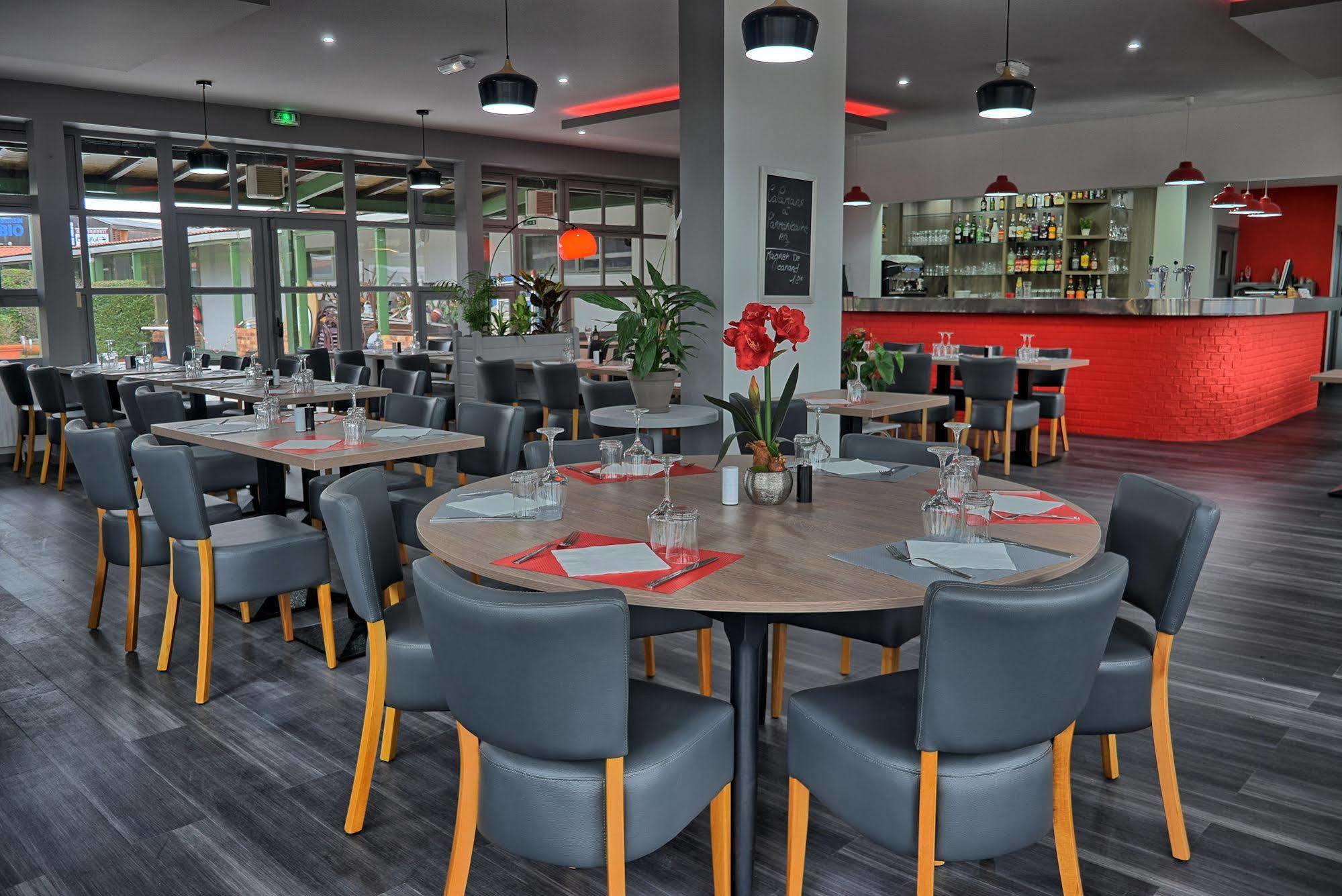 Hotel Restaurant Les Jardins D'Épône Dış mekan fotoğraf