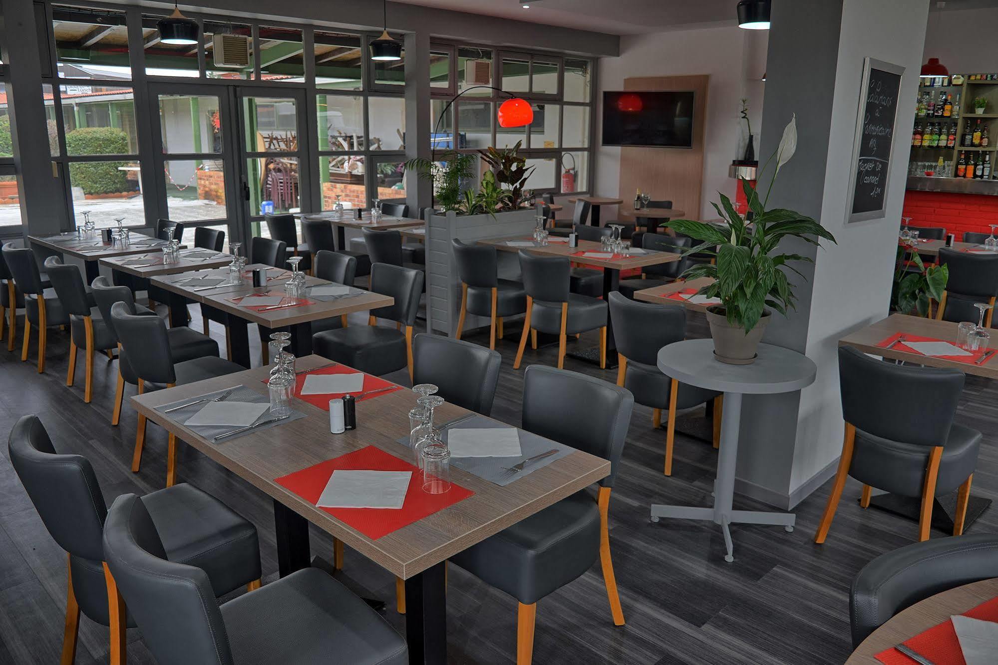 Hotel Restaurant Les Jardins D'Épône Dış mekan fotoğraf