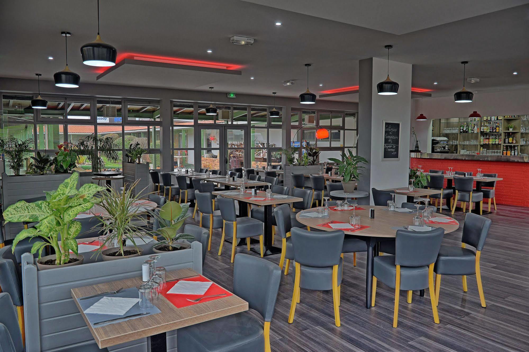 Hotel Restaurant Les Jardins D'Épône Dış mekan fotoğraf