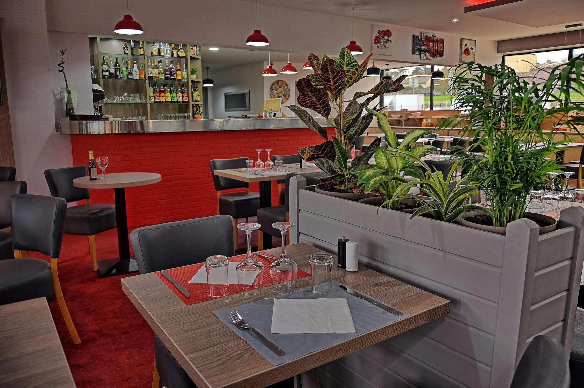 Hotel Restaurant Les Jardins D'Épône Dış mekan fotoğraf
